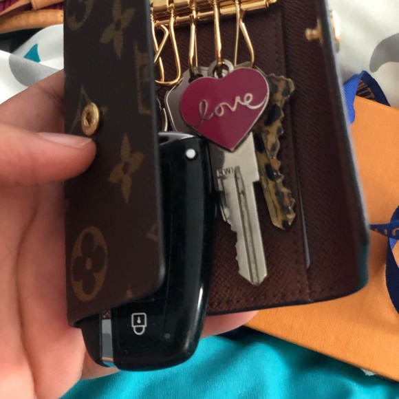 Louis Vuitton 6 ring key holder - Picture 2 of 2